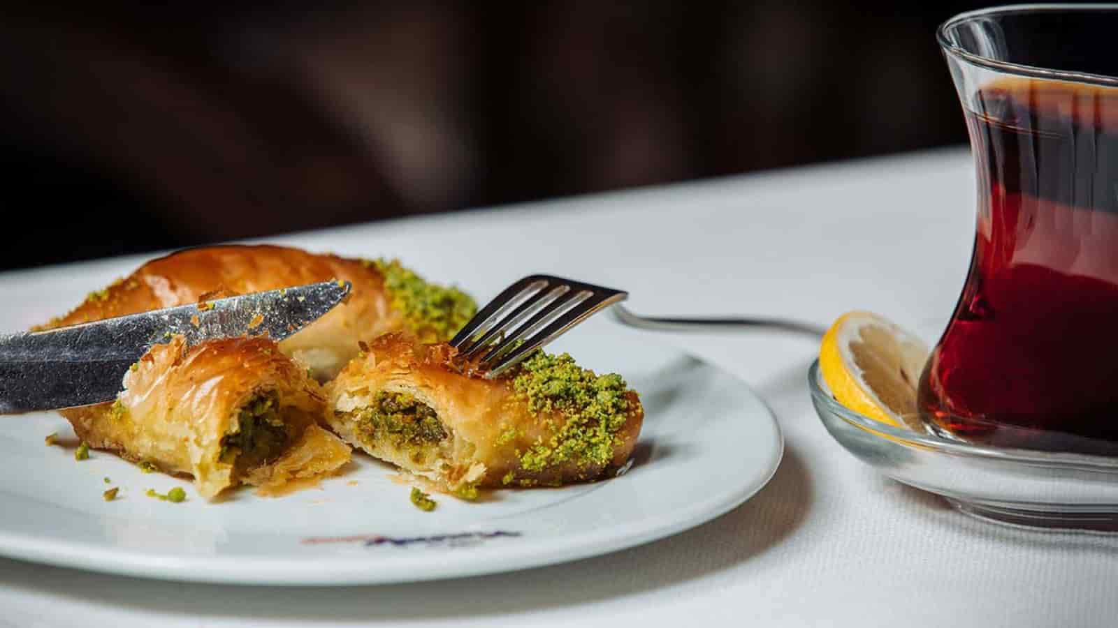 تصویر 4 از باقلوا قزوین با طعم ماندگار و عطر کره تازه